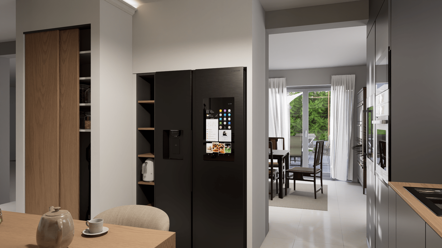 Projet de rénovation d'une maison avec une cuisine moderne avec un réfrigérateur, un four, un évier, un robot de cuisine, un placard en verre et une fenêtre laissant passer la lumière. Agencement haut de gamme sur mesure.