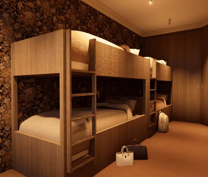 Lits superposés en bois dans une chambre avec un mur à fleurs et une armoire en bois.