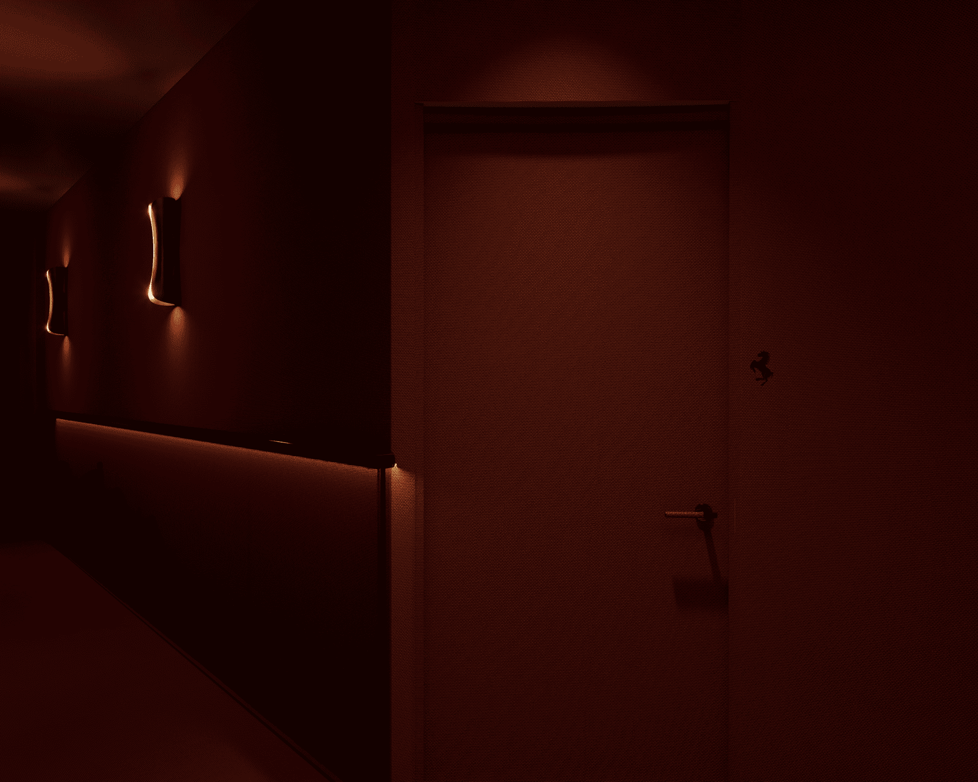 Une pièce sombre avec un éclairage LED chaud le long du mur, une porte fermée et un mur avec un sticker de Ferrari noir à la base.