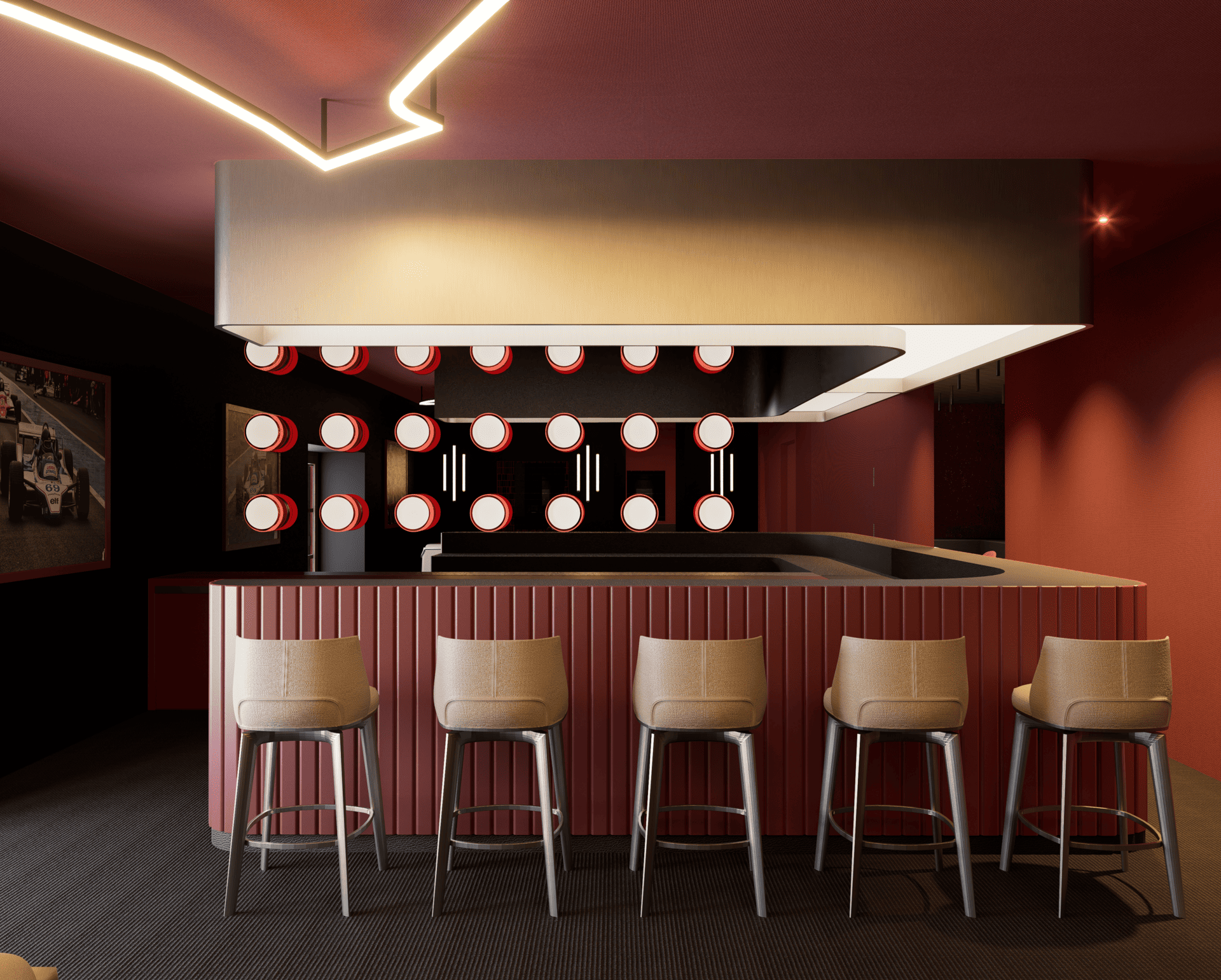Un comptoir de bar moderne avec six tabourets en bois clair et métal, un mur rouge foncé, et des écrans de télévision affichant des voitures de course, dans un intérieur de bar contemporain.