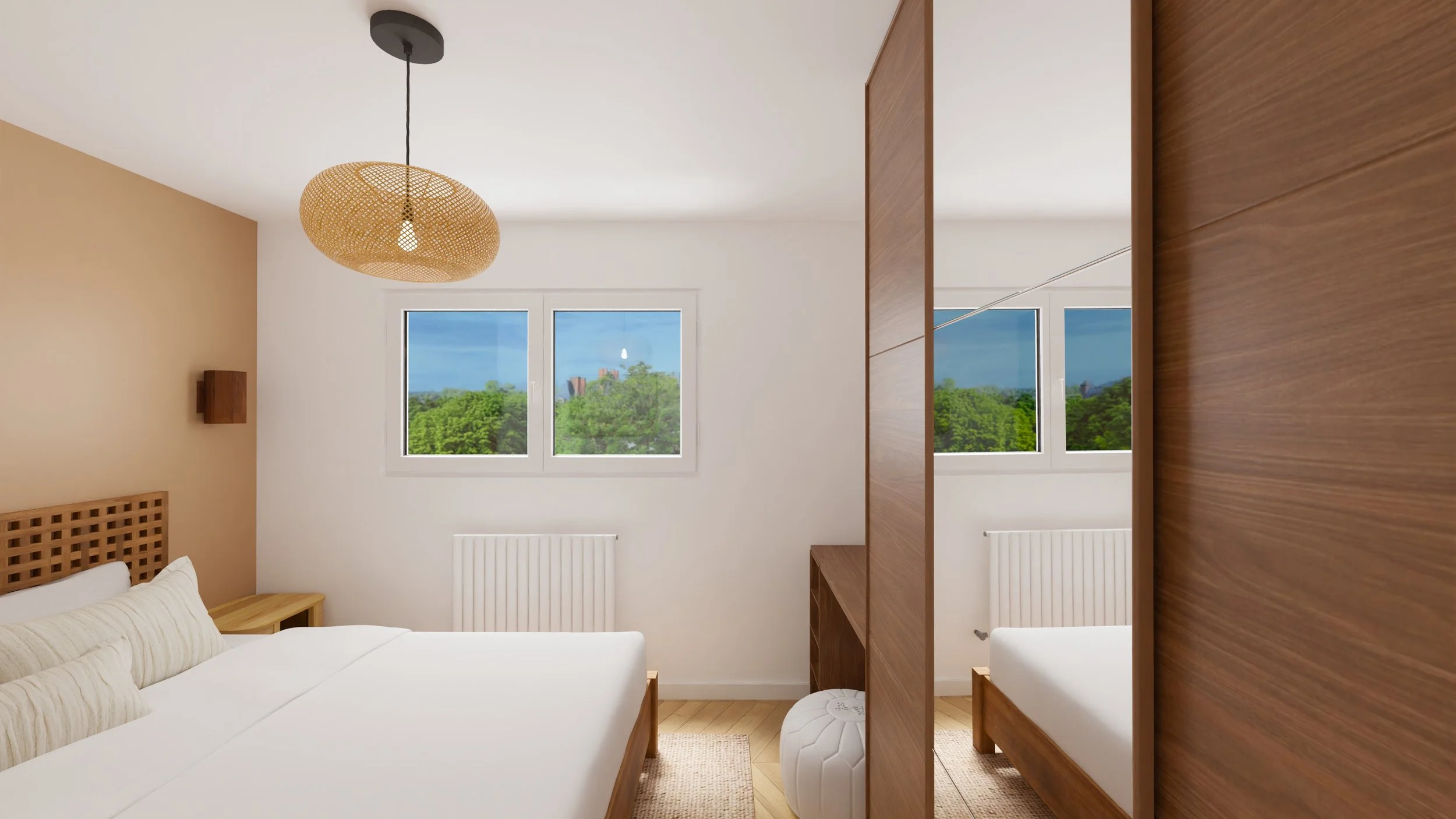 Rénovation haut de gamme d'un appartement avec chambre propre et lumineuse avec deux fenêtres montrant un paysage de verdure, lit avec tête de lit en bois, plafond avec luminaire en rotin et mobilier en bois. Agencement sur mesures.