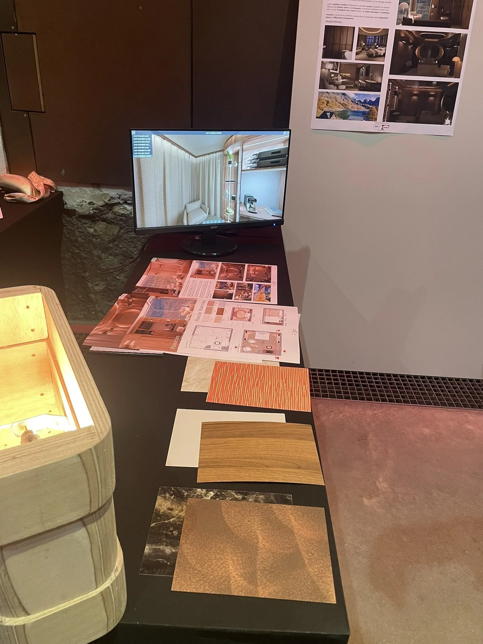 Stand de la finale du concours Talents d'archi 2025 Ynov x Formica  avec des échantillons de matériaux ou de textures FORMICA , accompagné de brochures ou de catalogues sur la décoration ou la construction intérieure d'une chambre d'hôtel 4*.