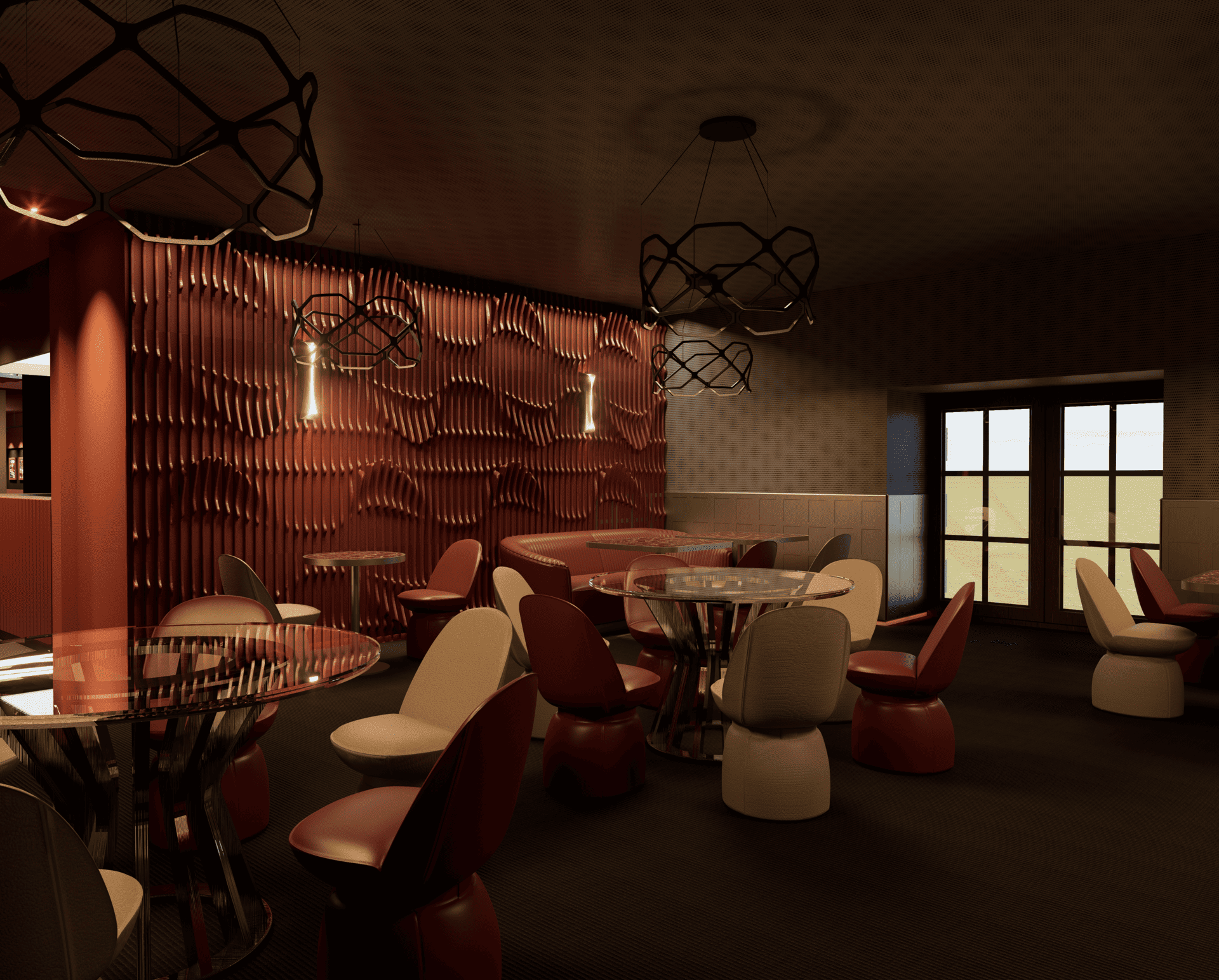 Intérieur d'un restaurant avec des tables rondes, des chaises de différentes couleurs, un mur en bois sculpté rouge et des suspensions modernes au plafond.