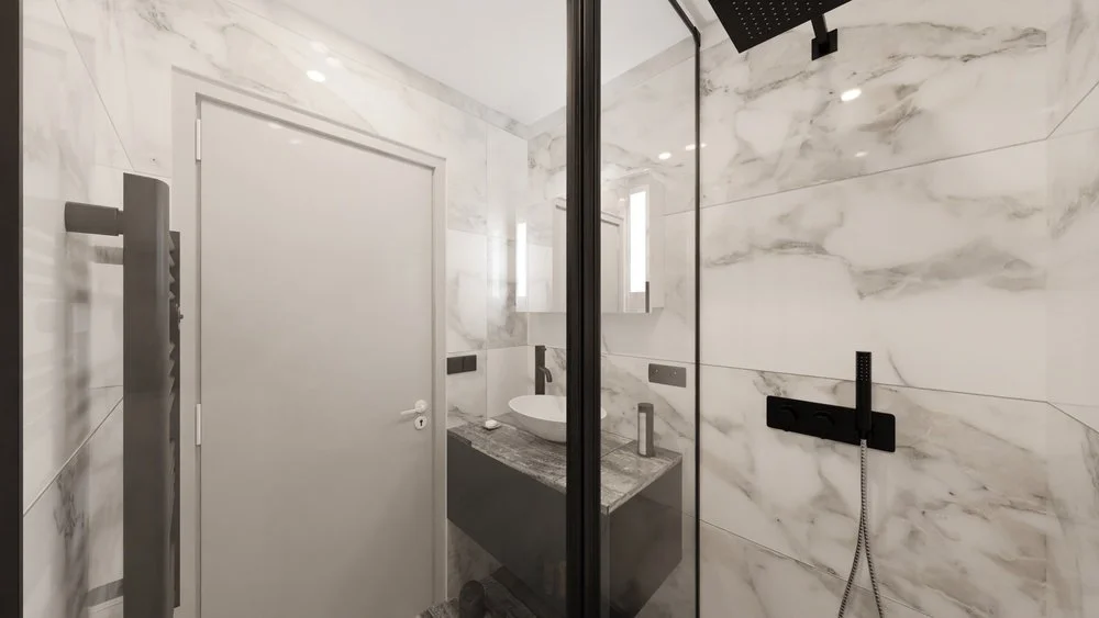 Rénovation d'un appartement en Moldavie avec une salle de bain moderne avec murs en marbre blanc, douche avec porte en verre, lavabo en pierre, miroir, et accessoires noirs. Agencement haut de gamme sur mesures.