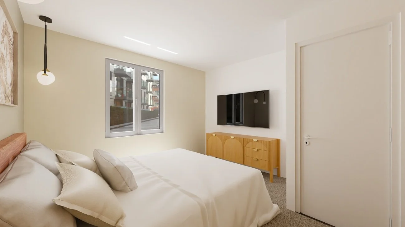 Rénovation haut de gamme d'un appartement à Valdahon avec chambre moderne avec un lit blanc, une fenêtre avec vue sur des bâtiments, une télévision à écran plat sur le mur, un meuble en bois, et un luminaire suspendu. Agencement sur mesures