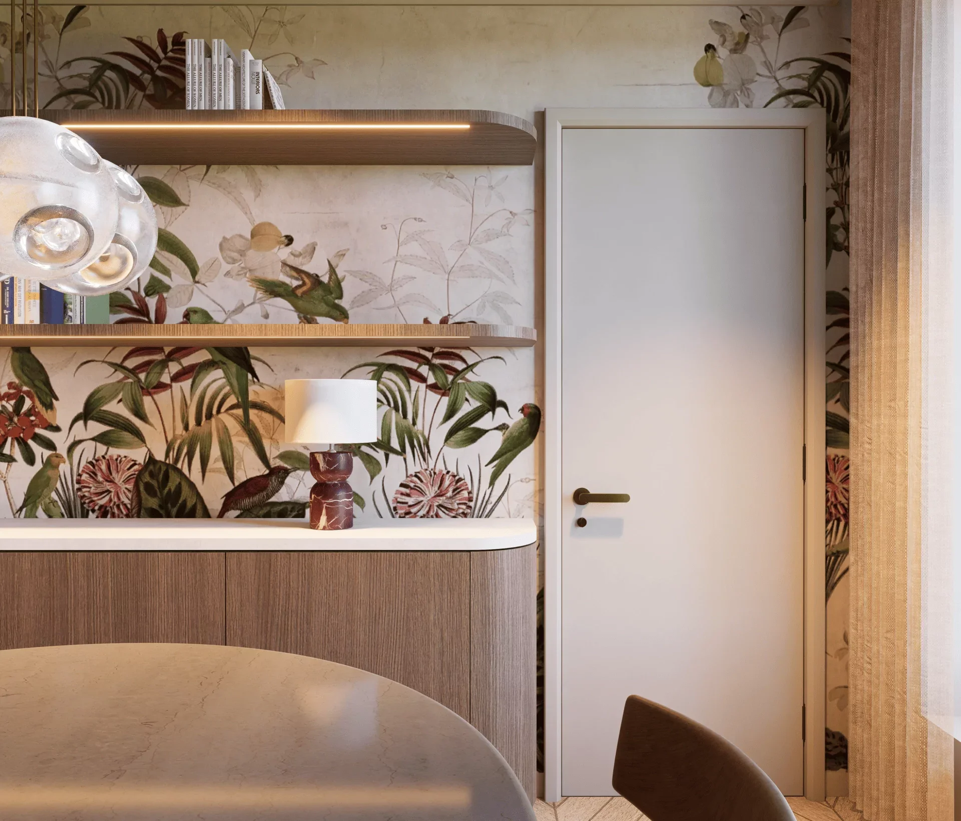 Intérieur d'une salle à manger avec tapisserie florale, un plafonnier moderne, la porte blanche et une fenêtre avec rideaux en dentelle, mobilier en bois et éclairage chaud.