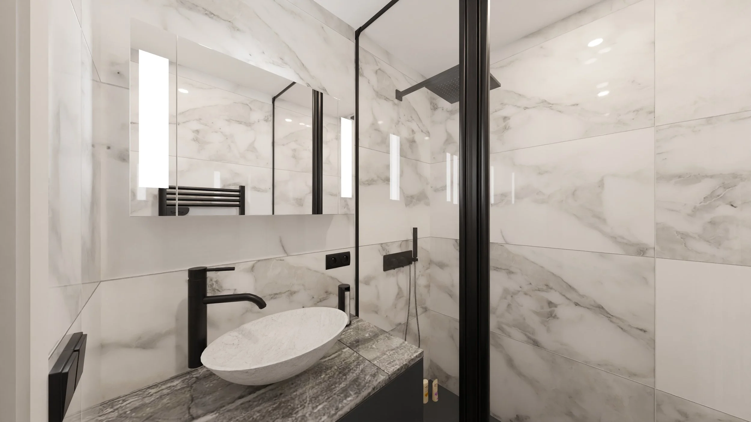 Rénovation d'un appartement en Moldavie avec une salle de bain moderne avec murs en marbre blanc, douche avec porte en verre, lavabo en pierre, miroir, et accessoires noirs. Agencement haut de gamme sur mesures.