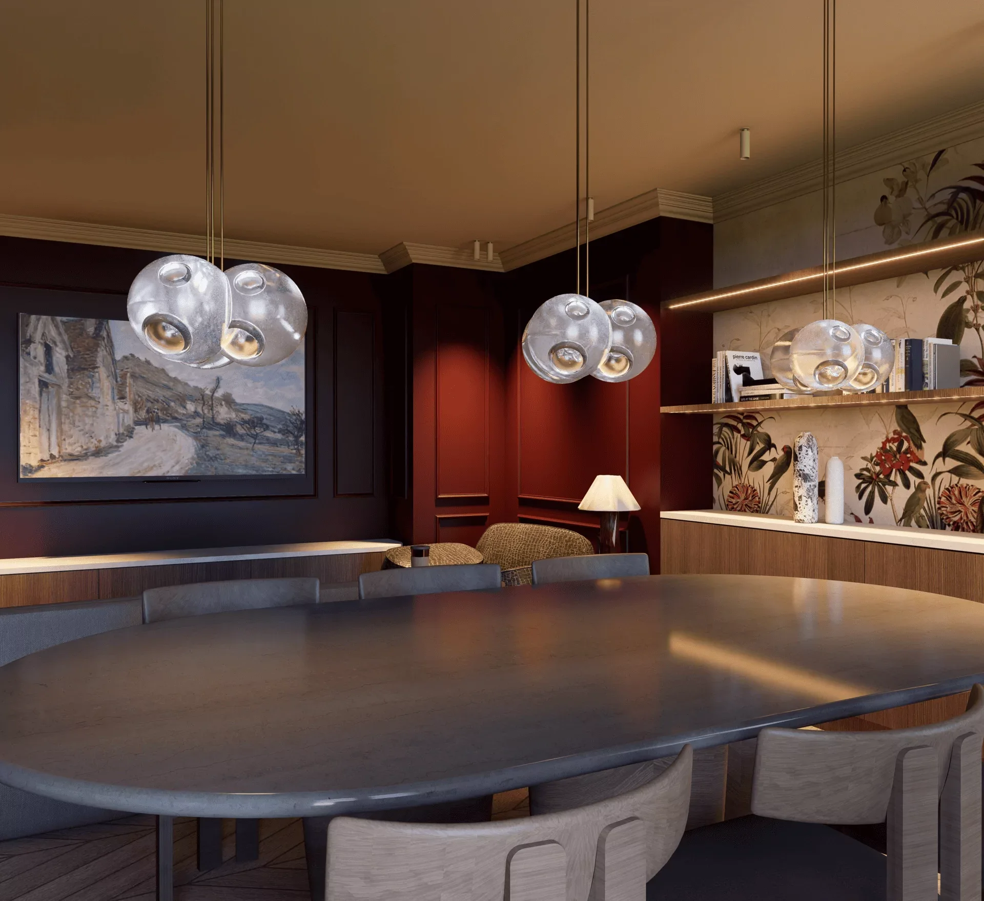 Une salle à manger avec un grand tapis rond, une table ronde en bois, des chaises en bois clair, un tableau avec paysage, un éclairage moderne avec quatre lampes en verre suspendues, un rayonnement lumineux chaud, une étagère avec des livres, un fond