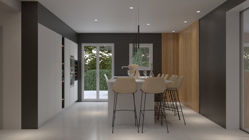 Cuisine moderne avec îlot central, chaises beige, murs gris foncé et bois, fenêtres donnant sur jardin verdoyant.