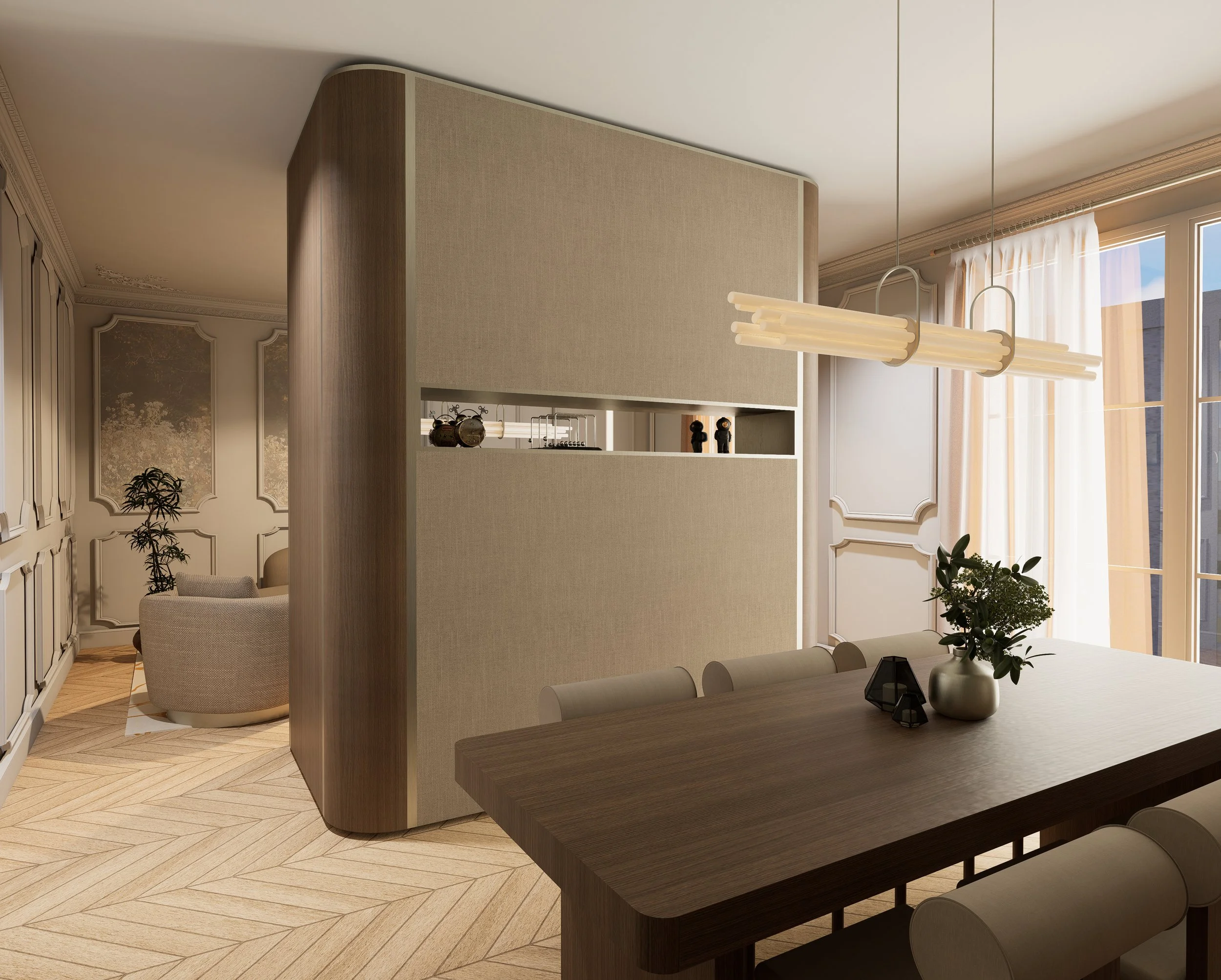 Intérieur moderne haut de gamme avec un mur en bois et un diviseur en tissu, grande fenêtre avec rideaux, table avec vases et décoration, et suspension lumineuse prouche au plafond en collaboration avec Perene