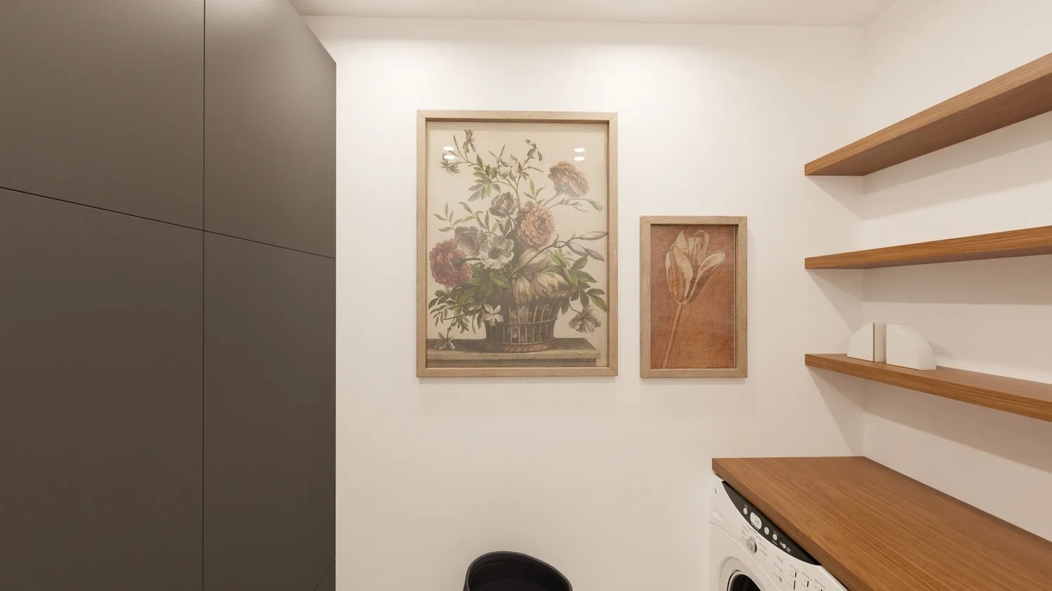 Rénovation haut de gamme d'un appartement avec buanderie avec des tableaux de fleurs accrochés au mur blanc, et des étagères en bois, une machine à laver et un panier noir au sol. Agencement sur mesures.
