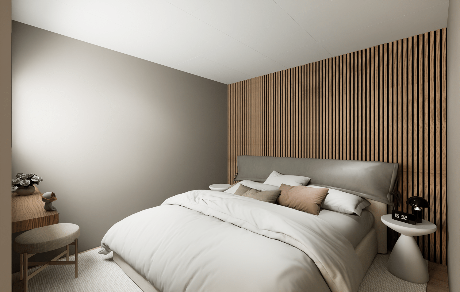 Chambre moderne avec un lit, une tête de lit en tissu gris, une commode en bois à gauche avec une plante en pot, une table de chevet blanche avec une horloge numérique, un mur en bois avec des lattes derrière le lit, et un plafond blanc.