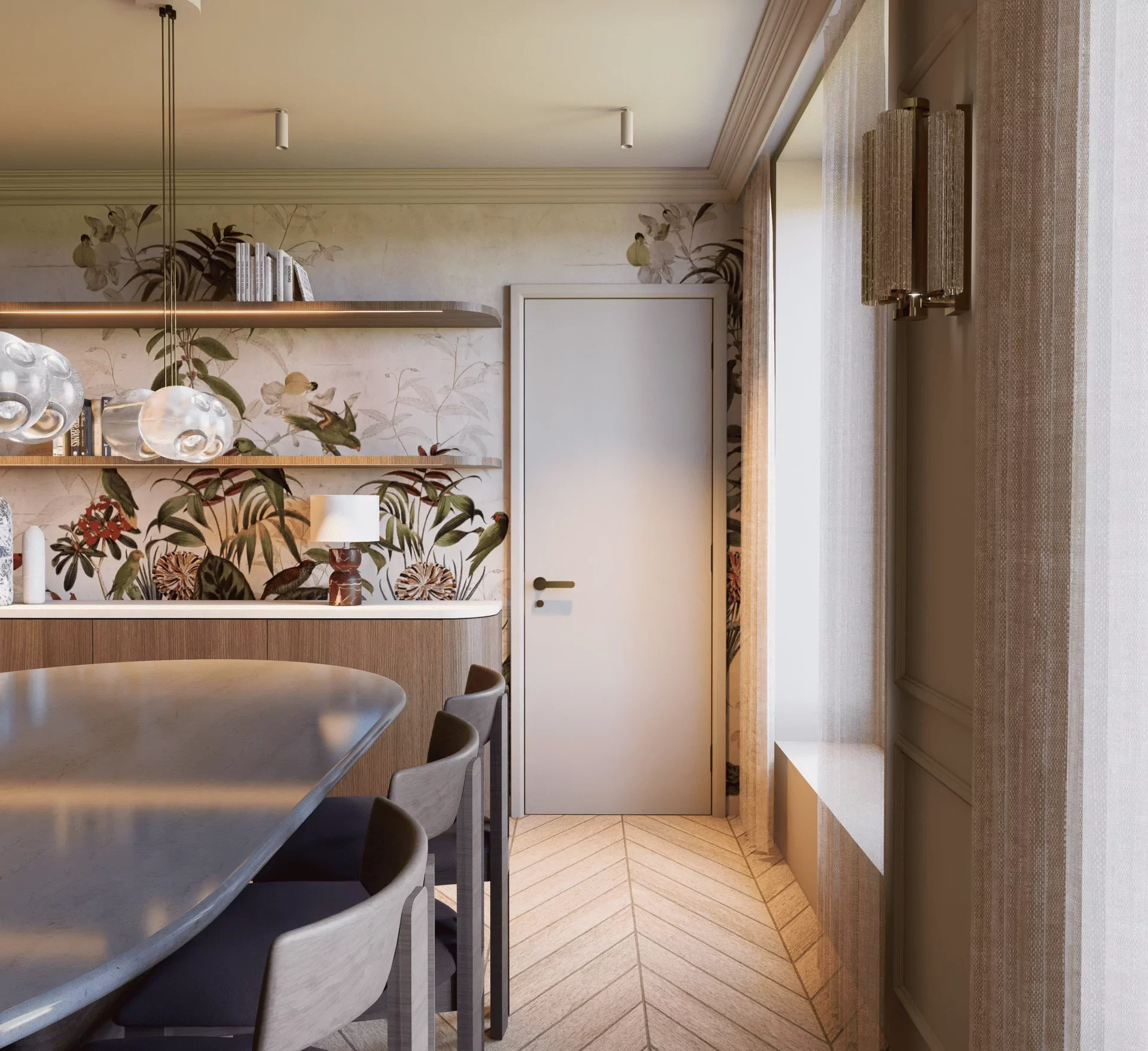 Intérieur d'une salle à manger avec tapisserie florale, un plafonnier moderne, la porte blanche et une fenêtre avec rideaux en dentelle, mobilier en bois et éclairage chaud.