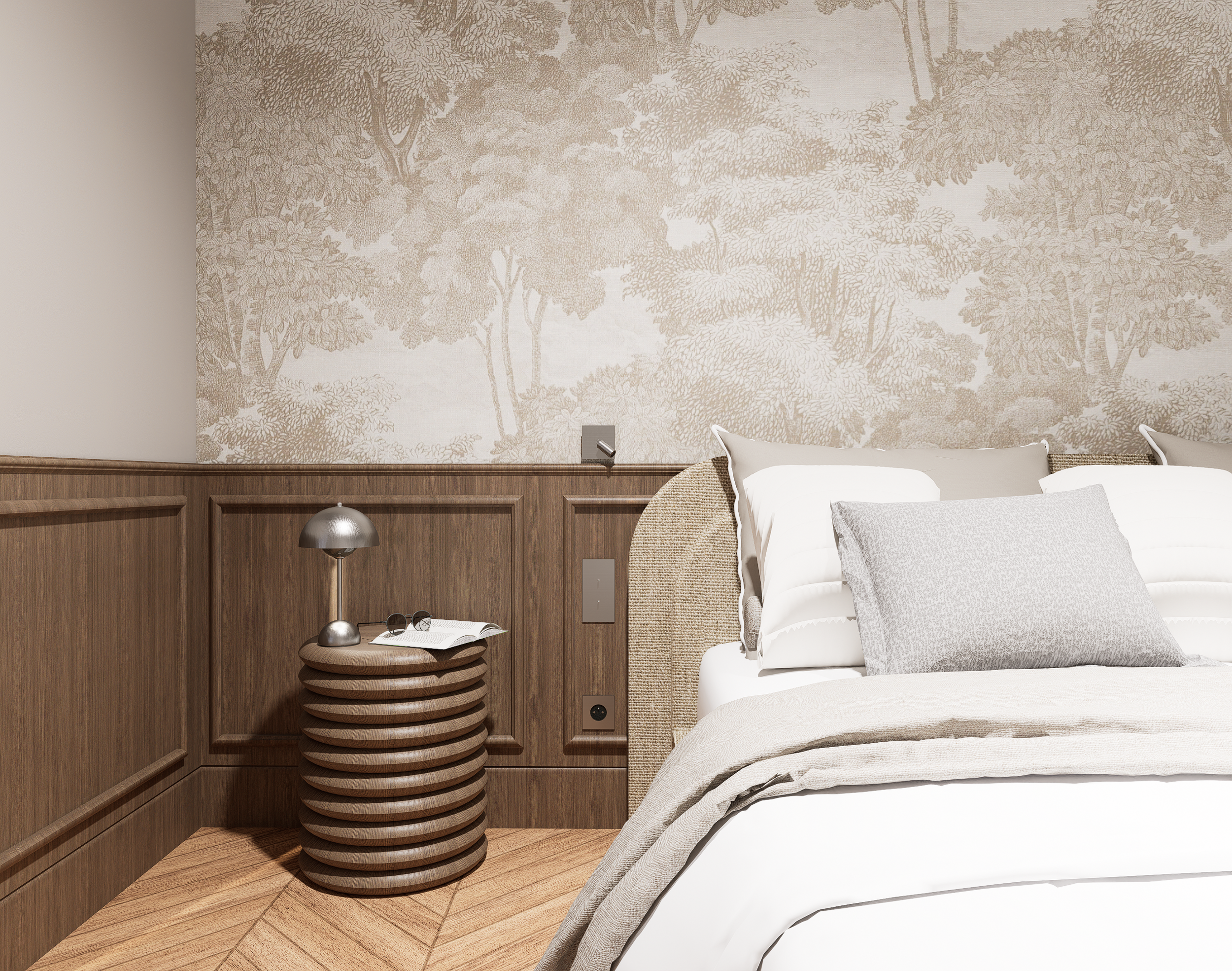 Mur de chambre avec papier peint à motif forêt, lit avec coussins gris et beige, table de chevet en bois rond, lampe de lecture