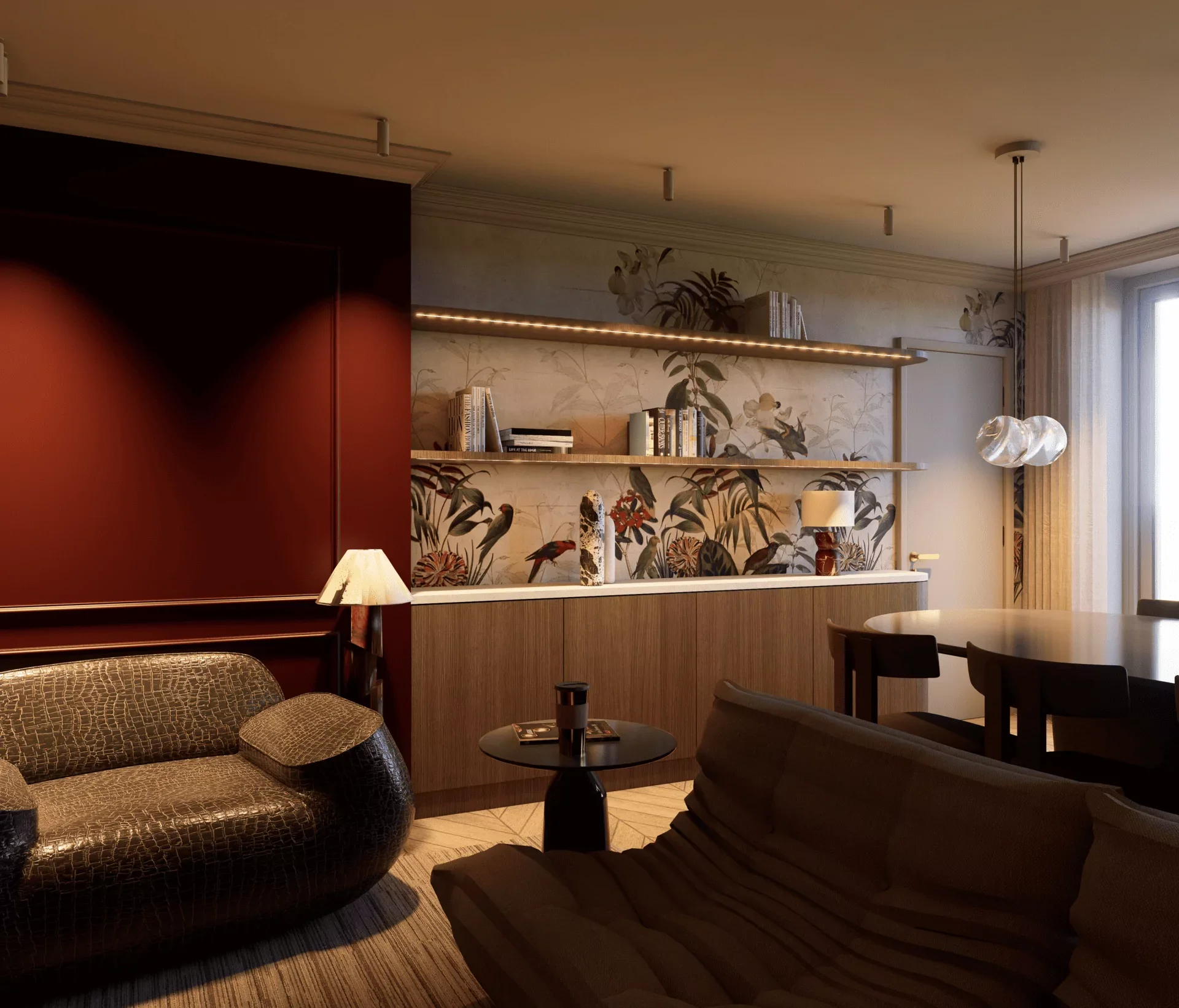 Intérieur d'un salon avec un canapé en cuir crocodile, une table ronde avec une tasse, une lampe de table, un mur décoratif avec des étagères contenant des livres et des objets, et un éclairage suspendu moderne. Large fenêtre avec rideaux transparent