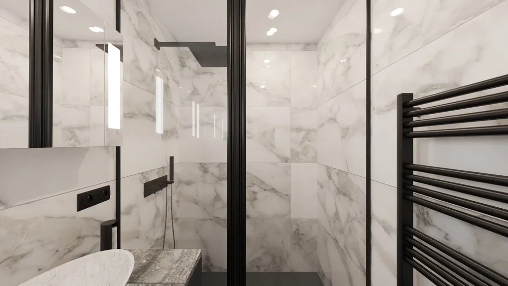 Rénovation d'un appartement en Moldavie avec une salle de bain moderne avec murs en marbre blanc, douche avec porte en verre, lavabo en pierre, miroir, et accessoires noirs. Agencement haut de gamme sur mesures.