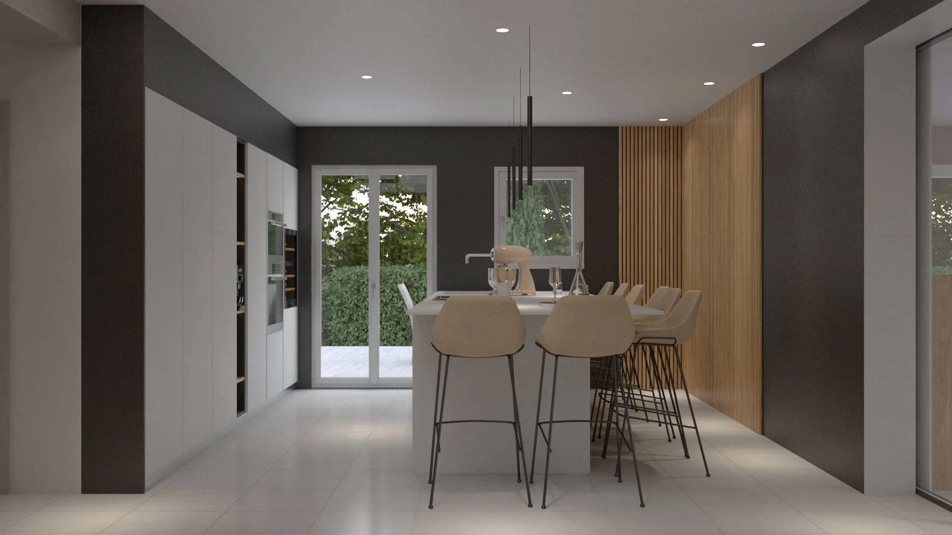 Cuisine moderne avec îlot central, chaises beige, murs gris foncé et bois, fenêtres donnant sur jardin verdoyant.