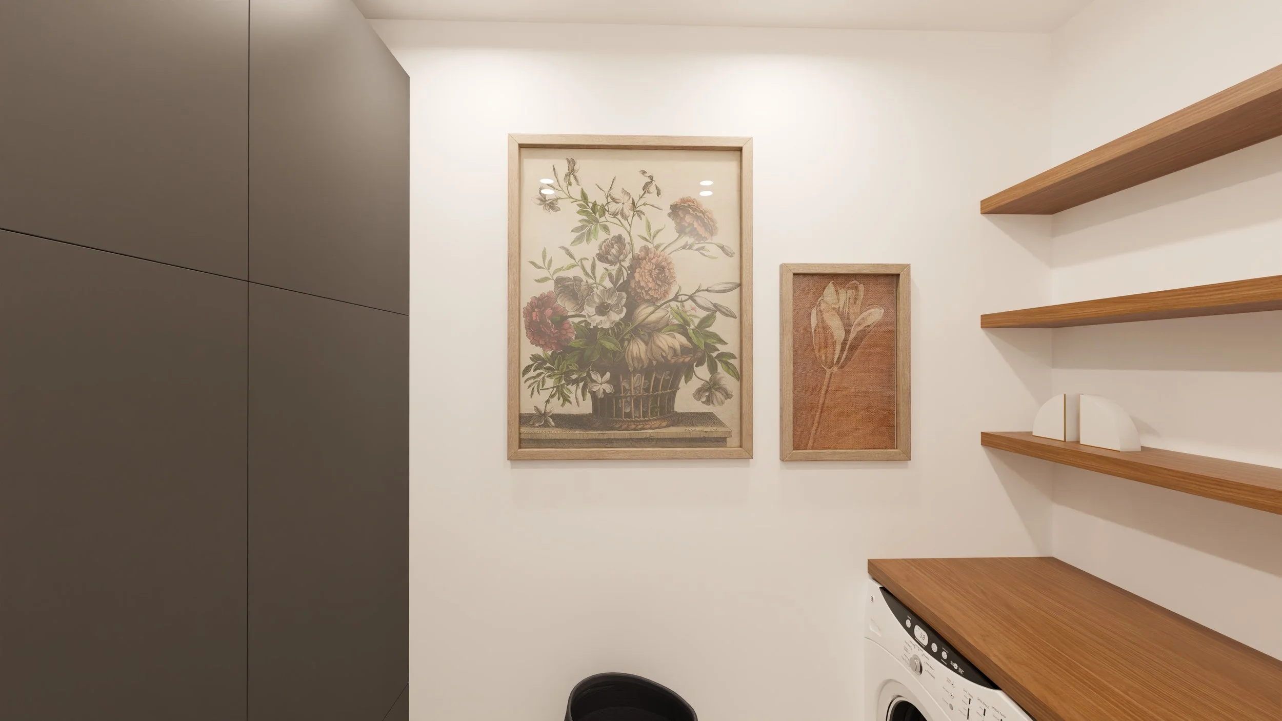 Rénovation haut de gamme d'un appartement avec buanderie avec des tableaux de fleurs accrochés au mur blanc, et des étagères en bois, une machine à laver et un panier noir au sol. Agencement sur mesures.