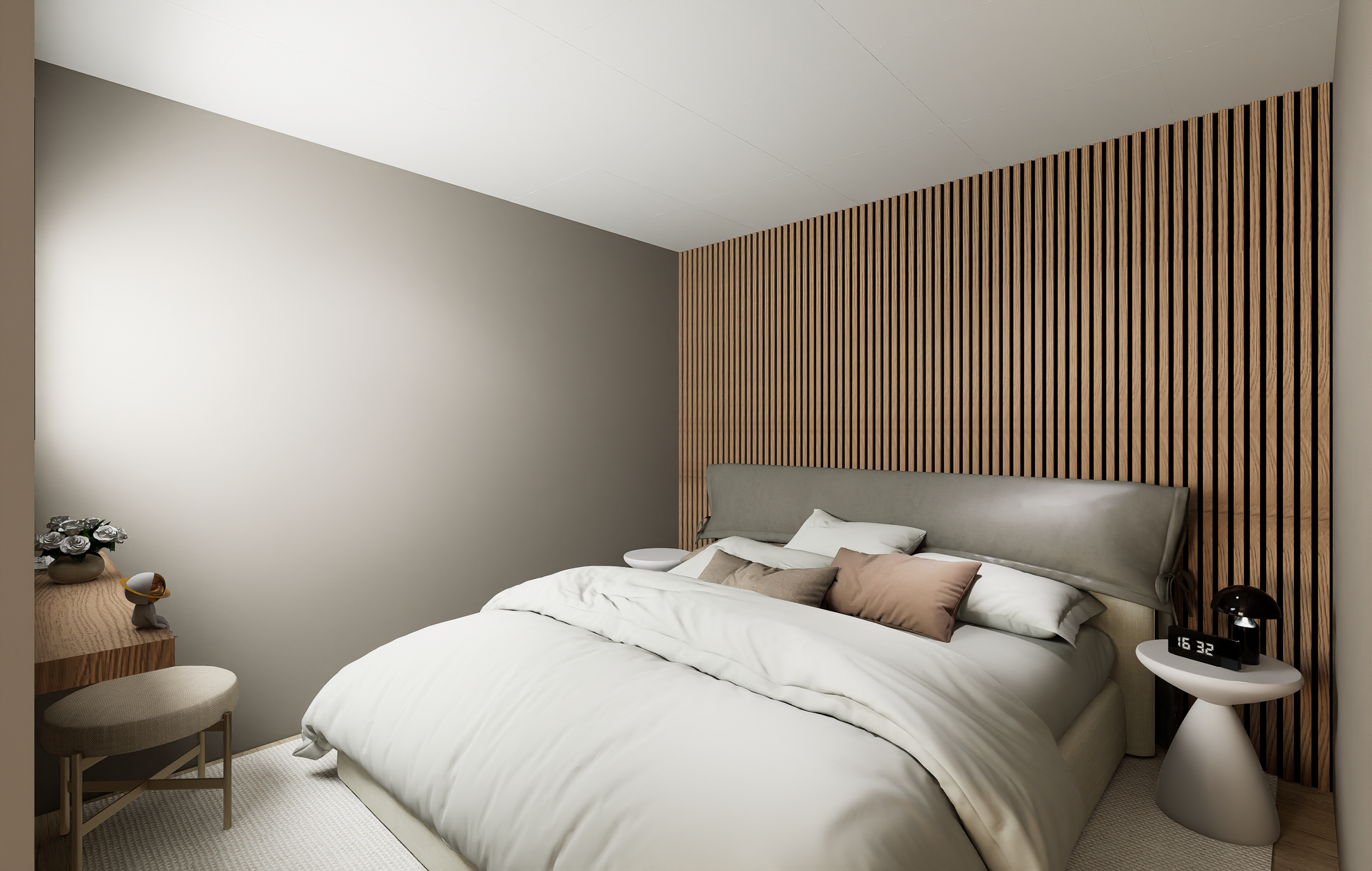 Chambre moderne avec un lit, une tête de lit en tissu gris, une commode en bois à gauche avec une plante en pot, une table de chevet blanche avec une horloge numérique, un mur en bois avec des lattes derrière le lit, et un plafond blanc.