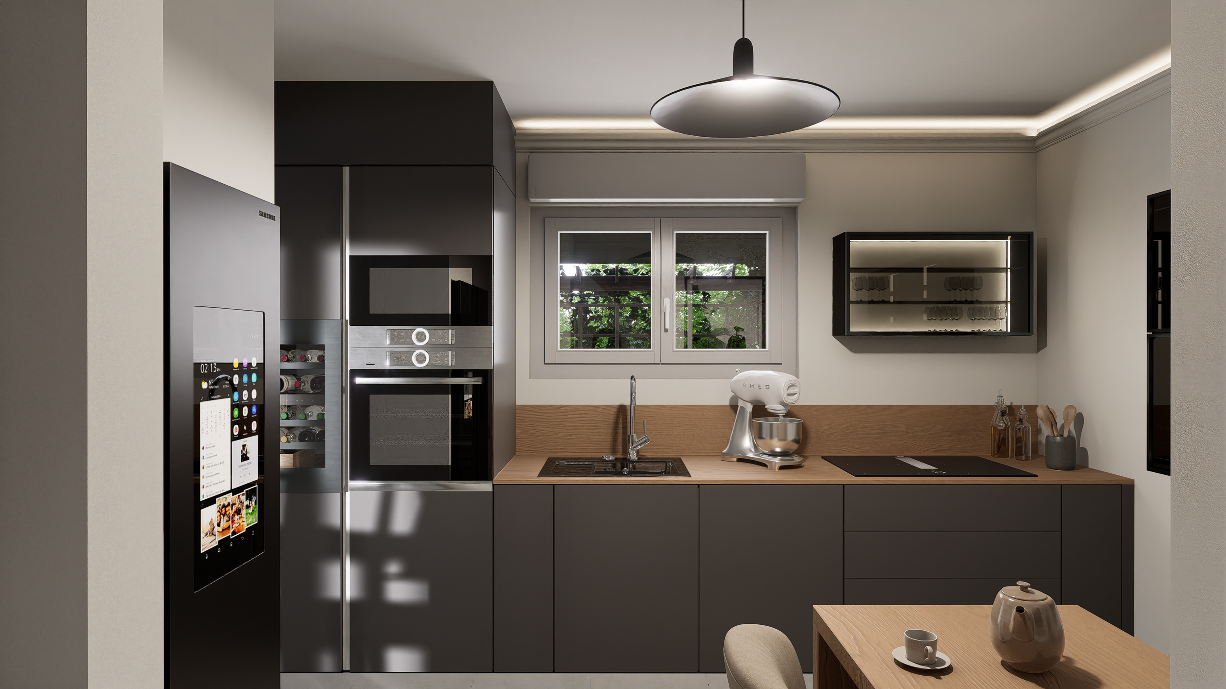 Cuisine moderne avec réfrigérateur, micro-ondes intégré, fenêtre avec vue sur des arbres, étagère murale et table avec tasse et vase en céramique.