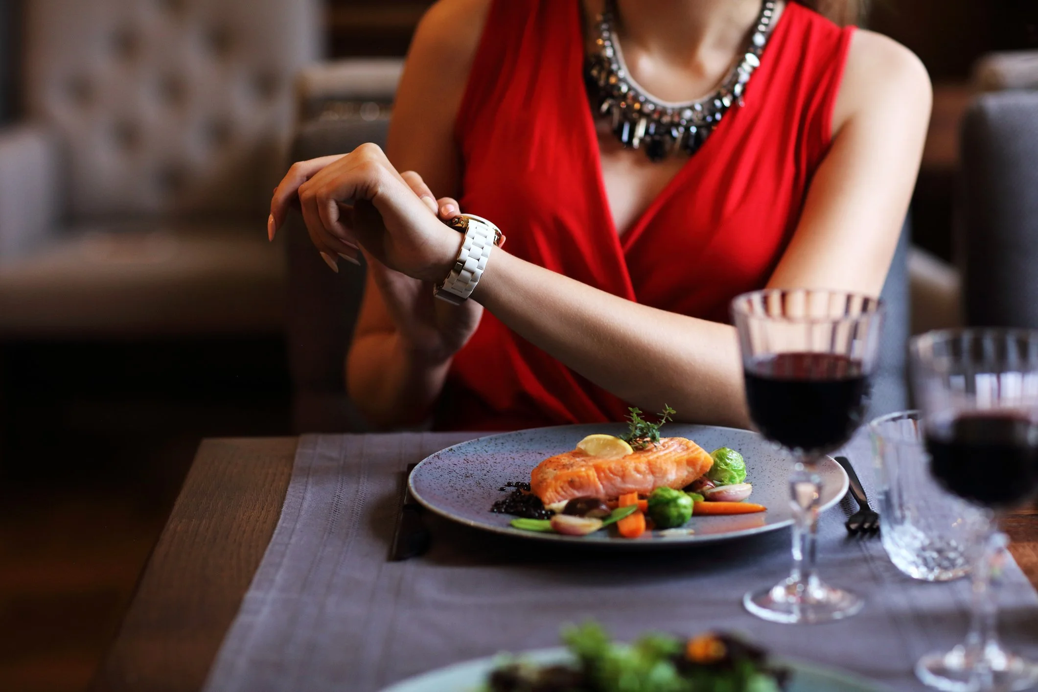 Woman on a red dress in a dinner.