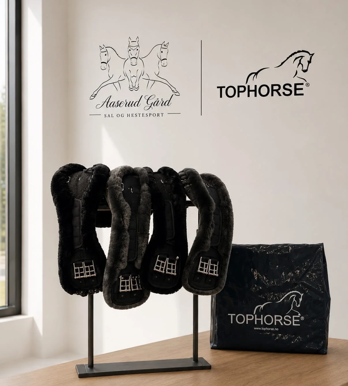 ✨ GIVEAWAY ✨
Dette er ikke bare en vanlig giveaway, dette er en helt unik mulighet til &aring; vinne en eksklusiv Mattes dressurgjord tilpasset akkurat DIN hest 🤎

Gjennom samarbeidet mellom Tophorse￼ og Aaserud Sal og Hestesport f&aring;r du kvalit