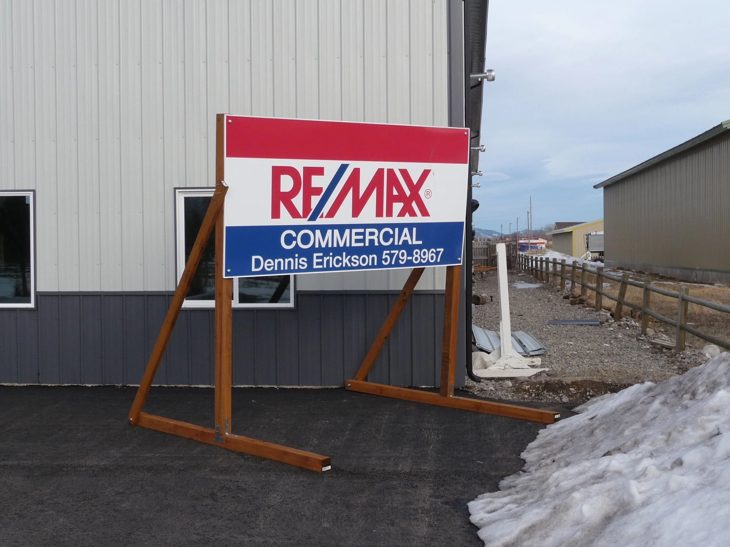 Remax-4x8-Project-Sign-with-Portable-Sled-2.jpg