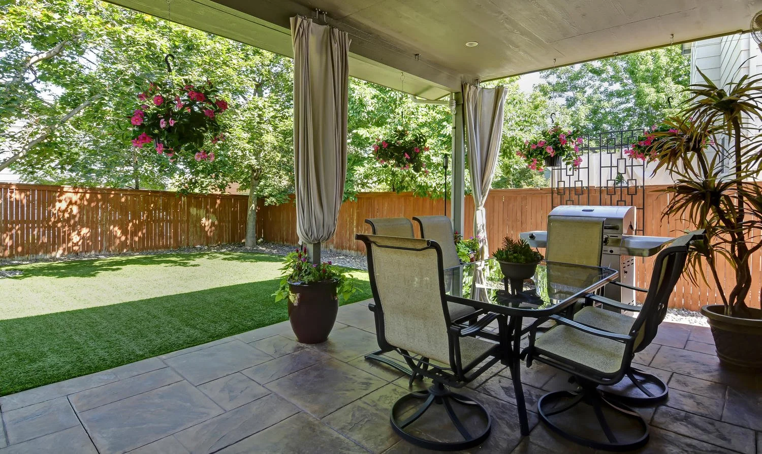 14_Covered Patio.jpg