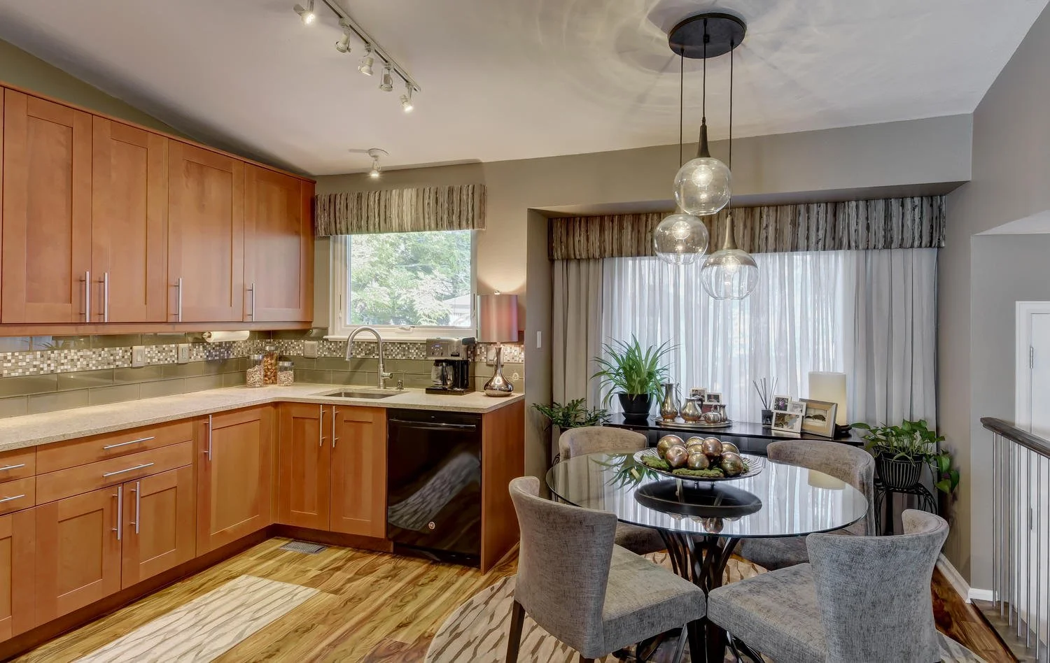 3_Eating Space and Kitchen.jpg