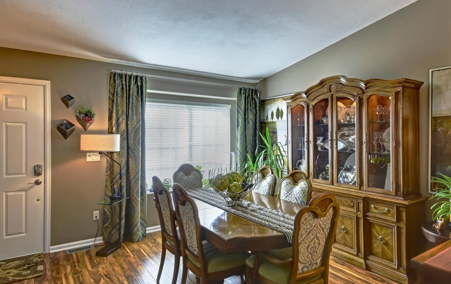 5_Dining Room (2).jpg