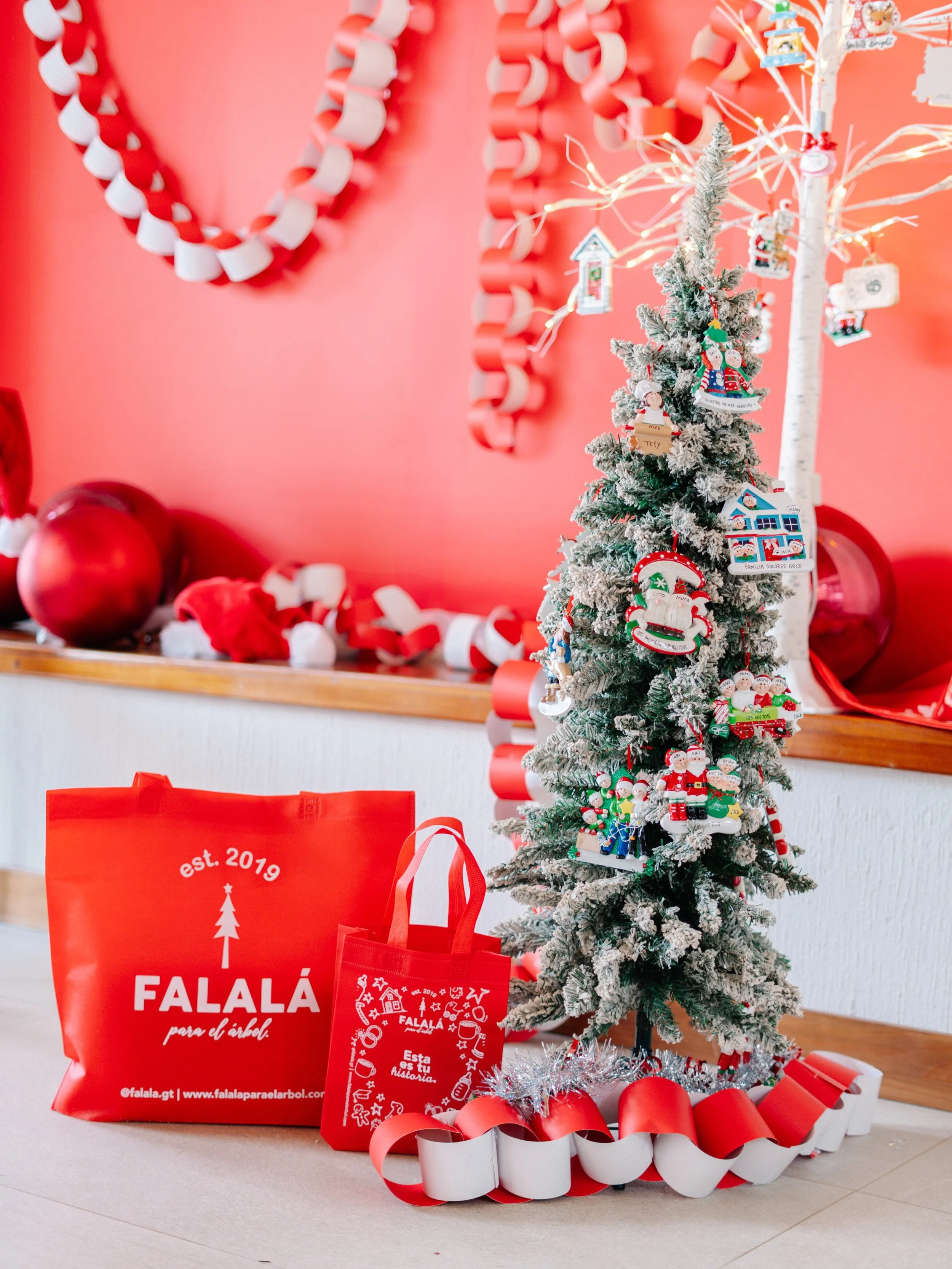 Cada a&ntilde;o armamos el setup de nuestra campa&ntilde;a un poquito diferente, pero siempre manteniendo nuestra esencia ❤️☺️ Nunca falta nuestro #FalalaBaby, #FalalaPuppy y este a&ntilde;o finalmenteee&hellip;. #FalalaCat! 👶🏻🐶🐈&zwj;⬛