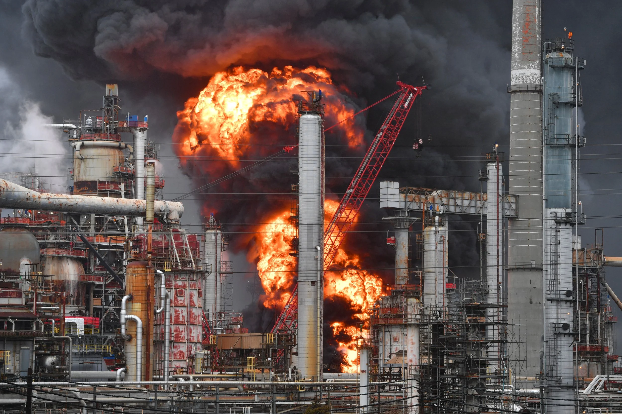 EBT-L-REFINERYFIRE-0202-01.jpg
