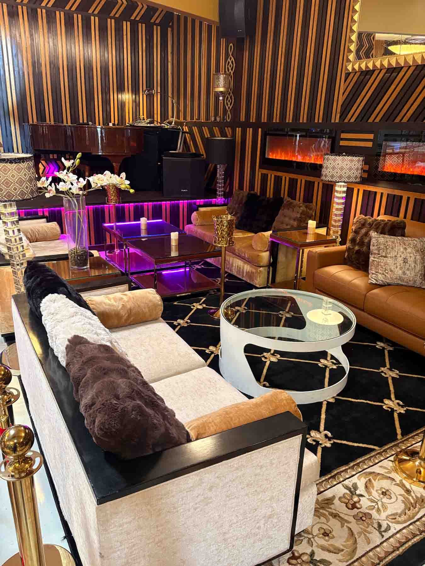 Coachs Lounge in Huntington Beach
