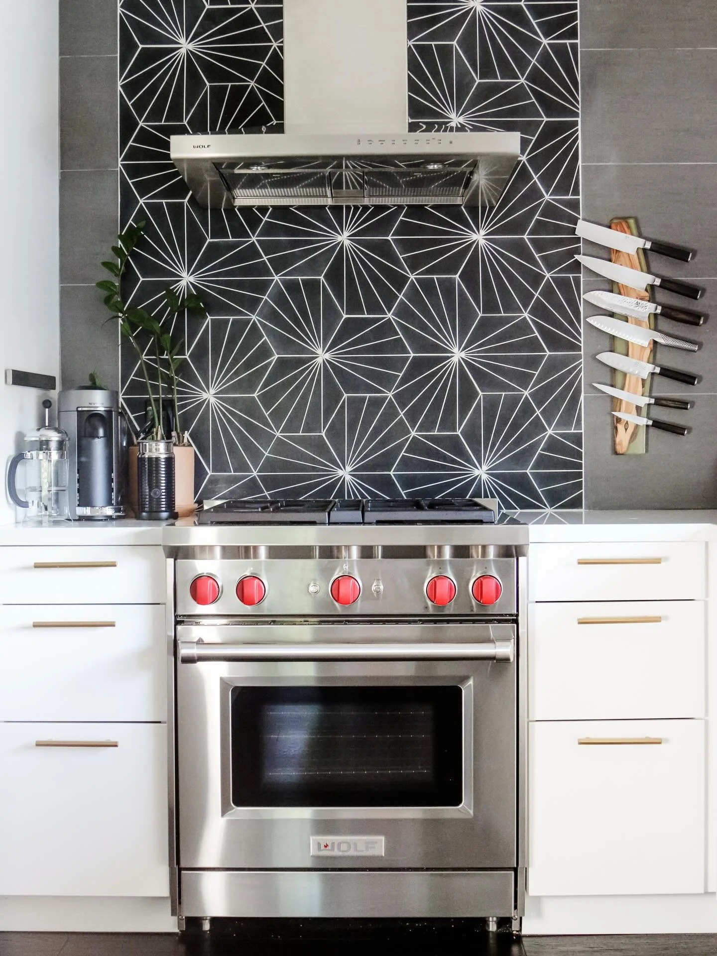 Somewhere between builder-basic and &ldquo;what is that scroll moment&rdquo;&hellip; we found the opportunity.

The original kitchen had all the right bones&mdash;but the backsplash was doing the most in a way that dated the entire space. That inset 