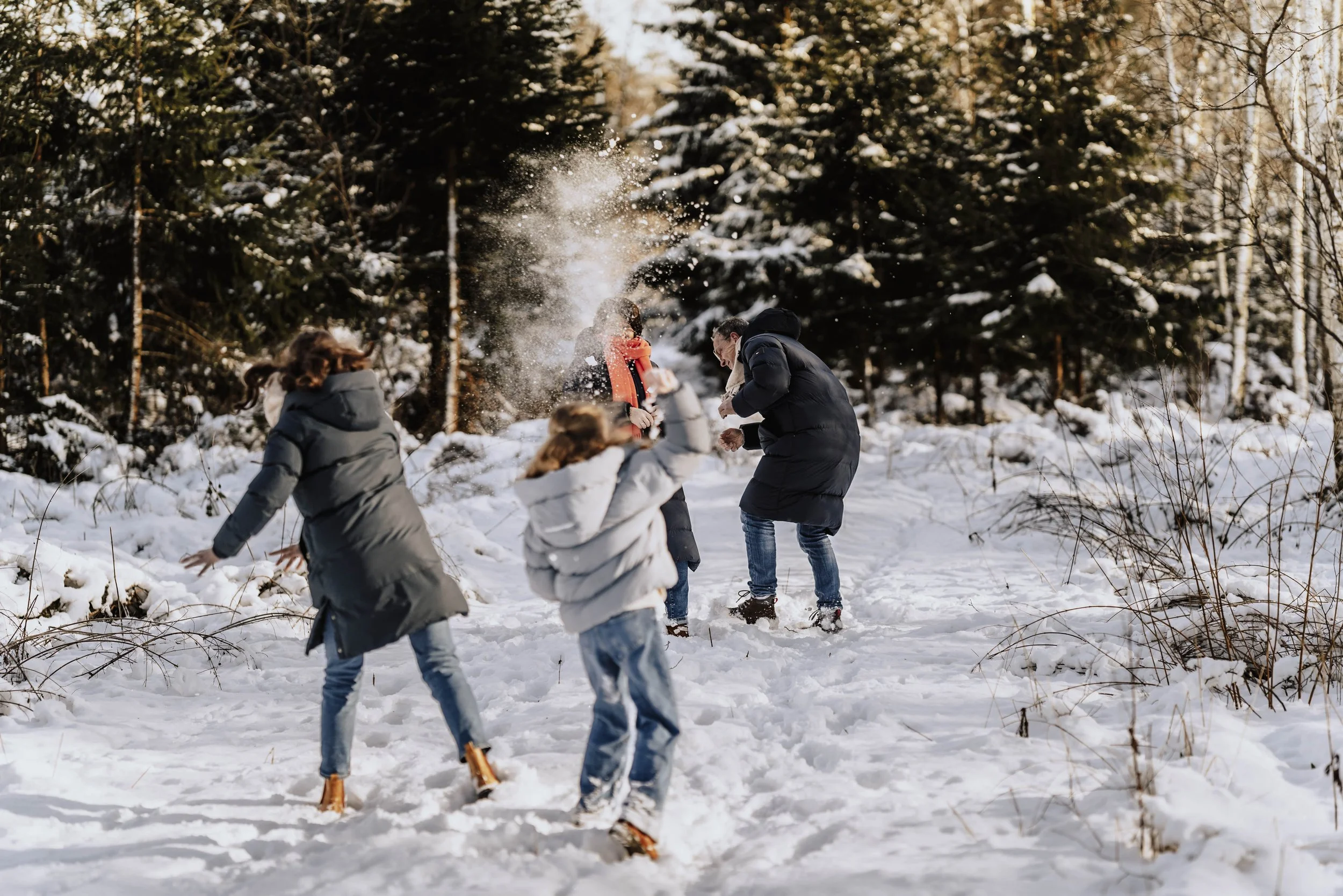 Eltern beim Familienshooting in der Natur – Nähe und Verbundenheit