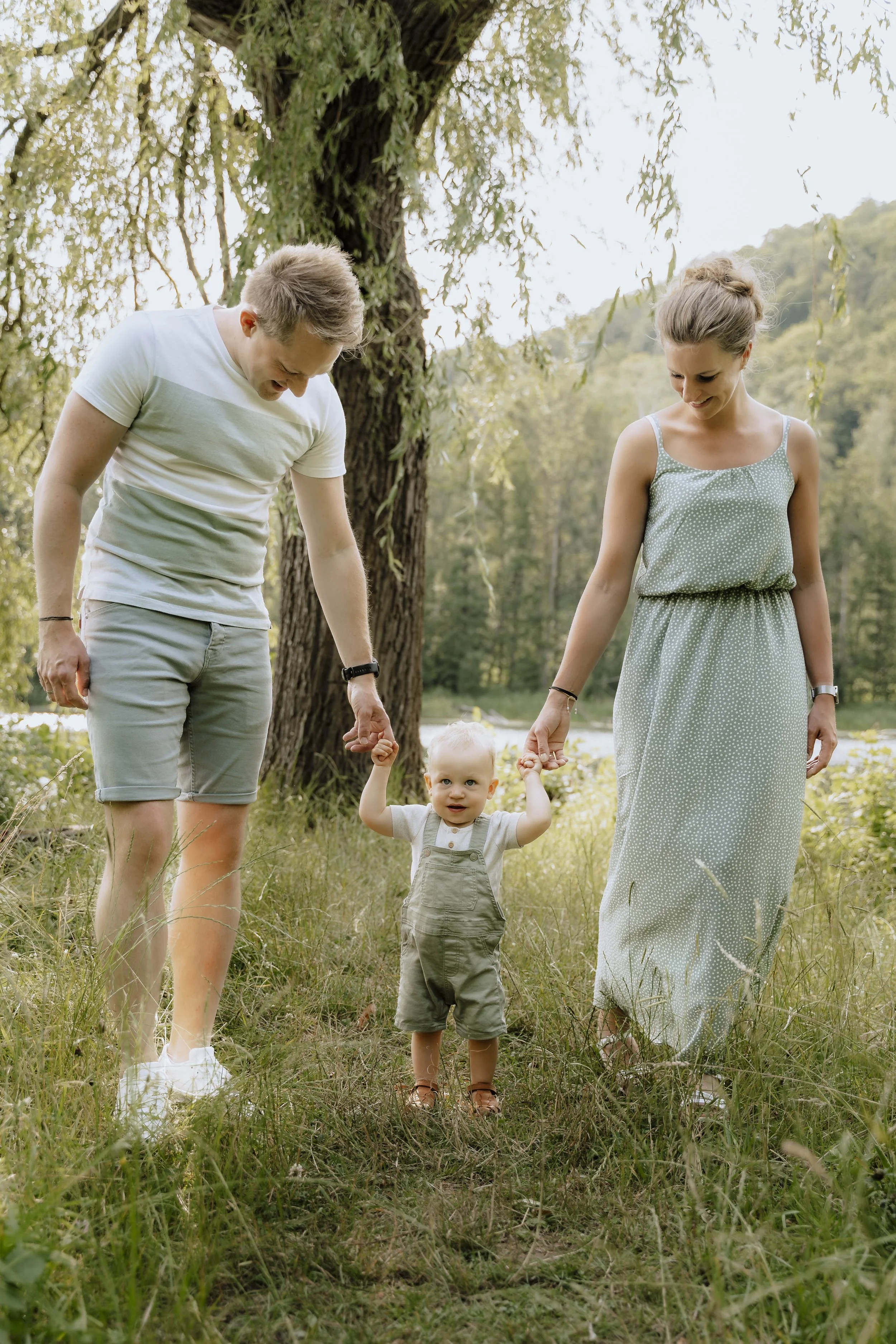 Familienfoto am Feldweg bei Paderborn – natürliches Licht, weiche Stimmung