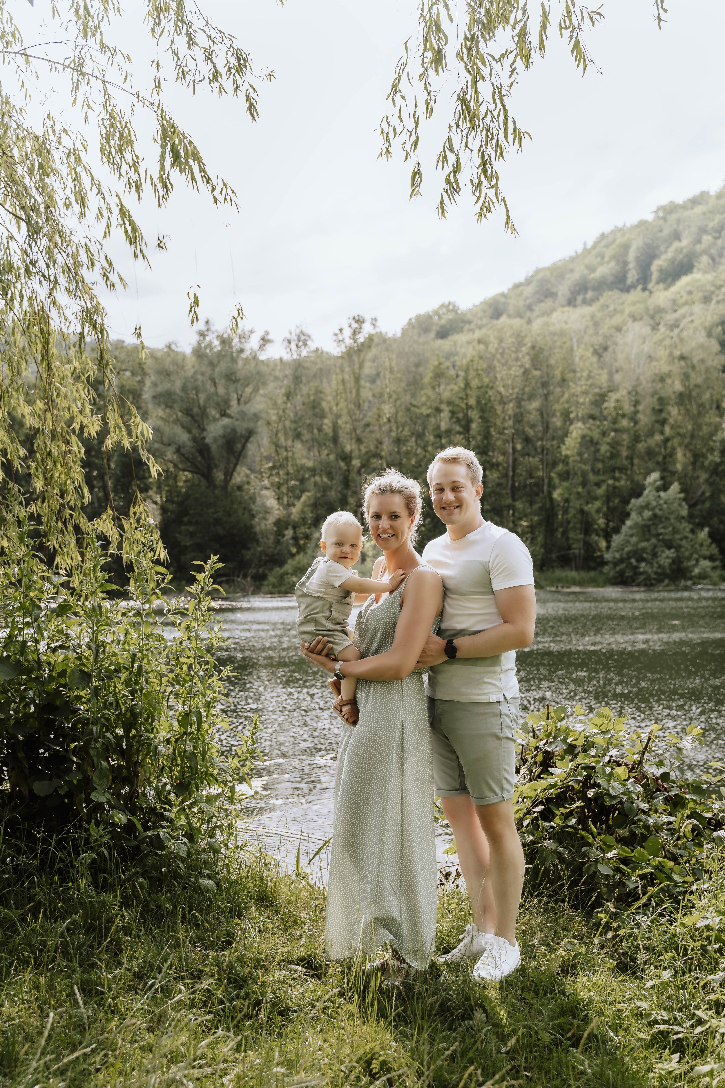 Kind beim Familienshooting im Solling – ehrlicher Moment in der Natur