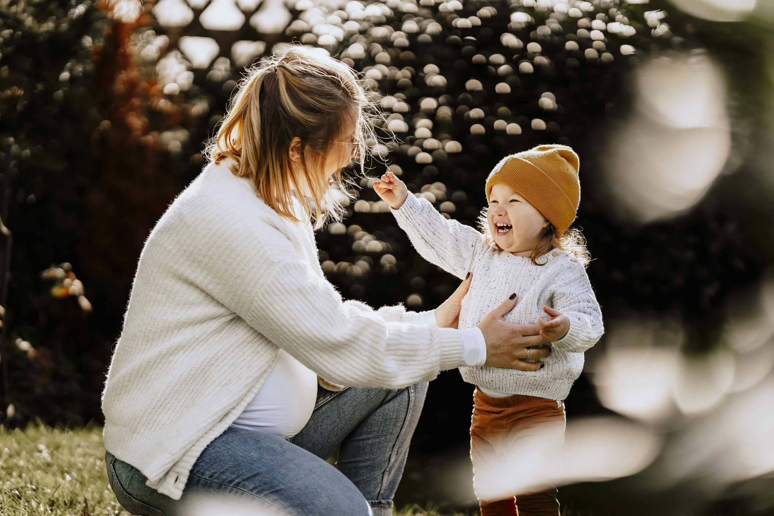 Geschwister beim Familienfotoshooting in OWL – lebendig und ungestellt