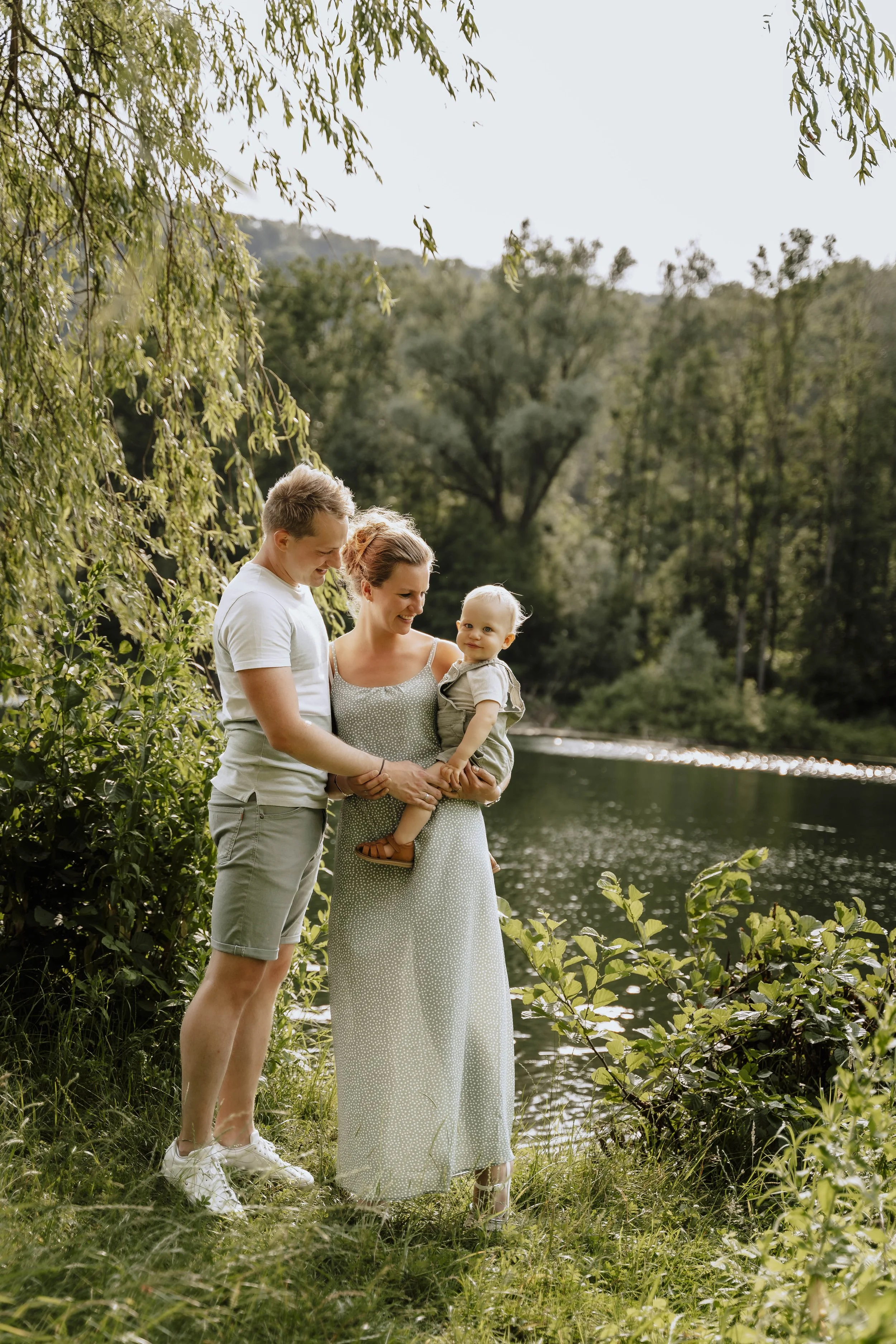 Familienshooting im Weserbergland – Eltern und Kind im Morgennebel