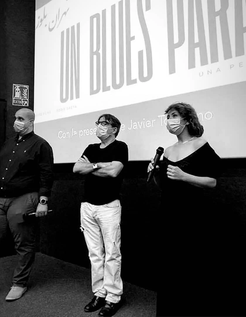 Zara Saberi speaking at the screening of Blues para Teherán by Javier Tolentino at Cines Golem in Madrid.