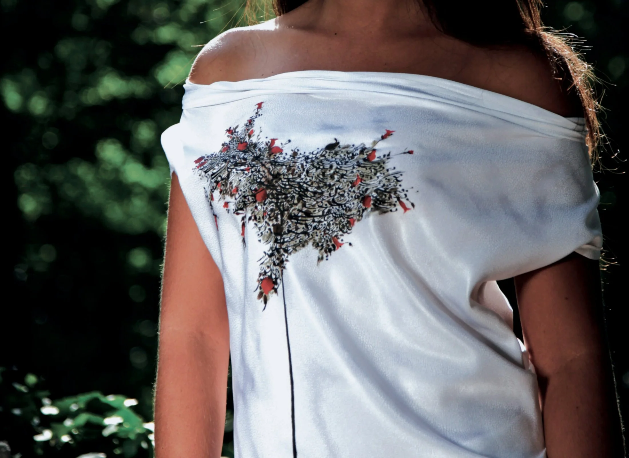 Zara Saberi — Artistic garment from the Moda Persa collection featuring painted textile surfaces, created and photographed in Madrid, Spain.