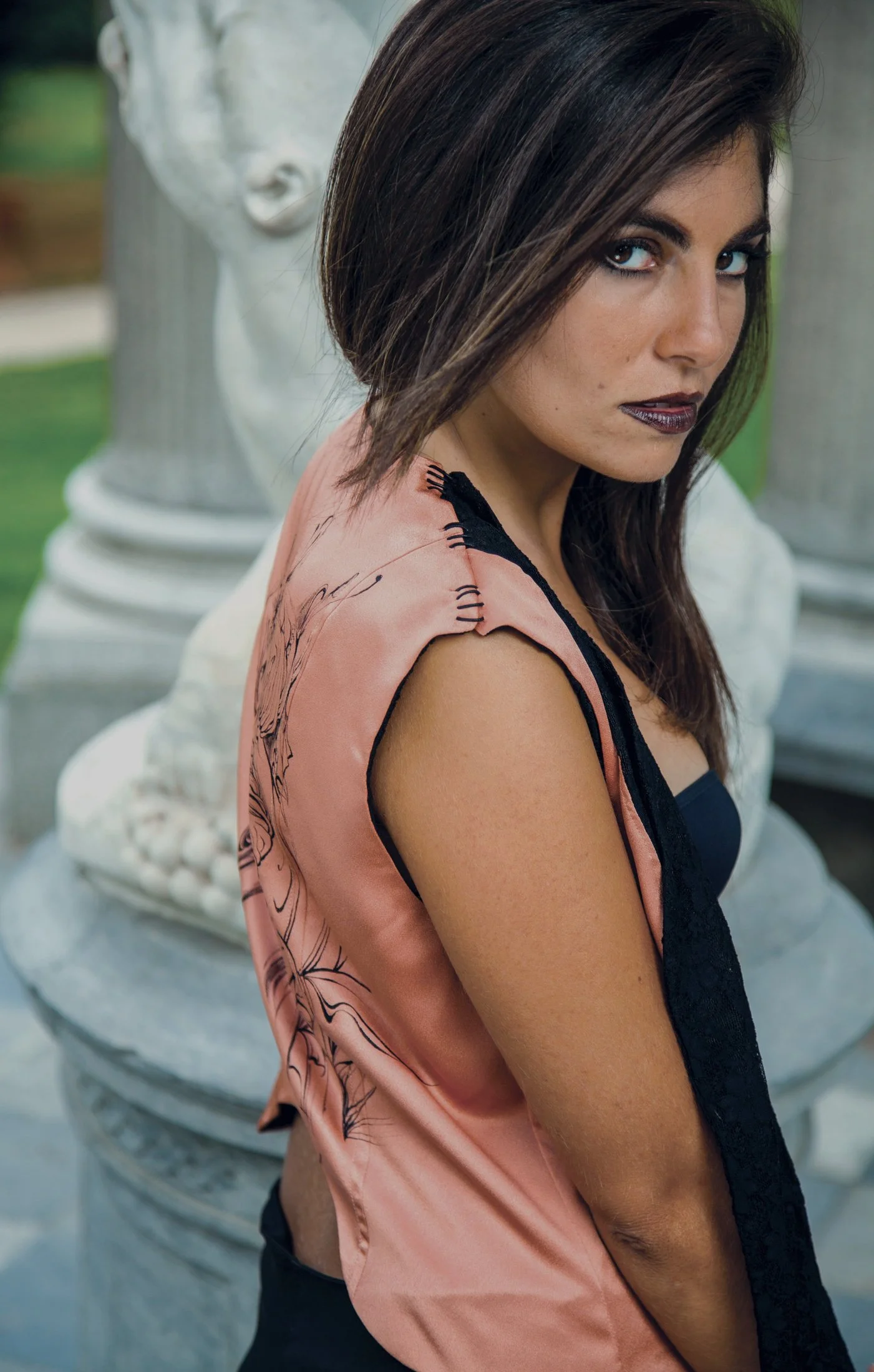 Zara Saberi — Contemporary fashion design from the Moda Persa collection with hand-painted Persian-inspired motifs, created and photographed in Madrid, Spain.