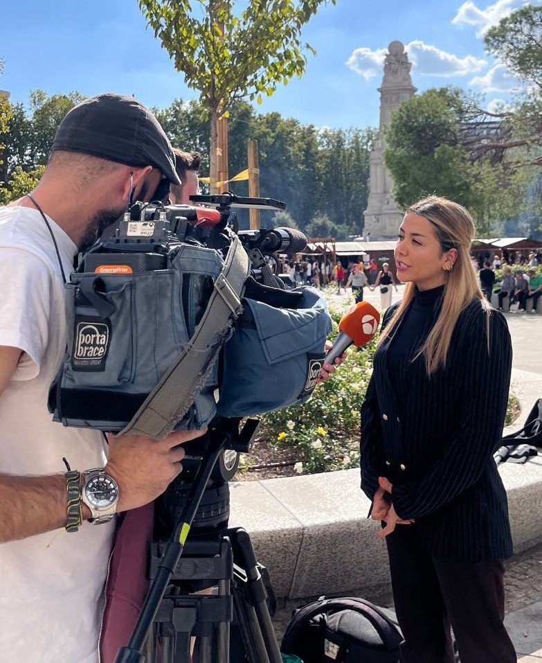 Zara Saberi interviewed by A3Noticias in Madrid, sharing insights into her work as a fashion designer, textile designer, and creative director.