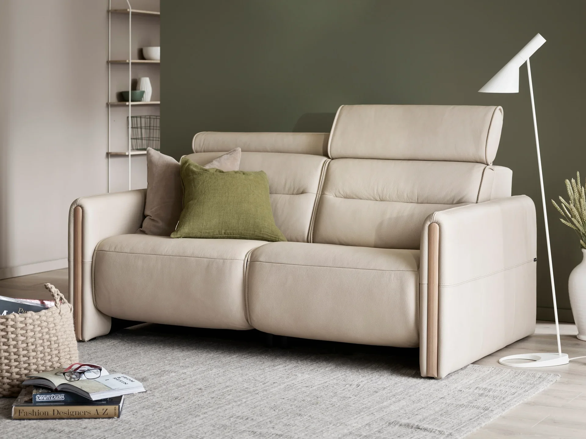 Stressless_Emily_2s_Pal_Cori_Fog_Wood_Oak_015.webp