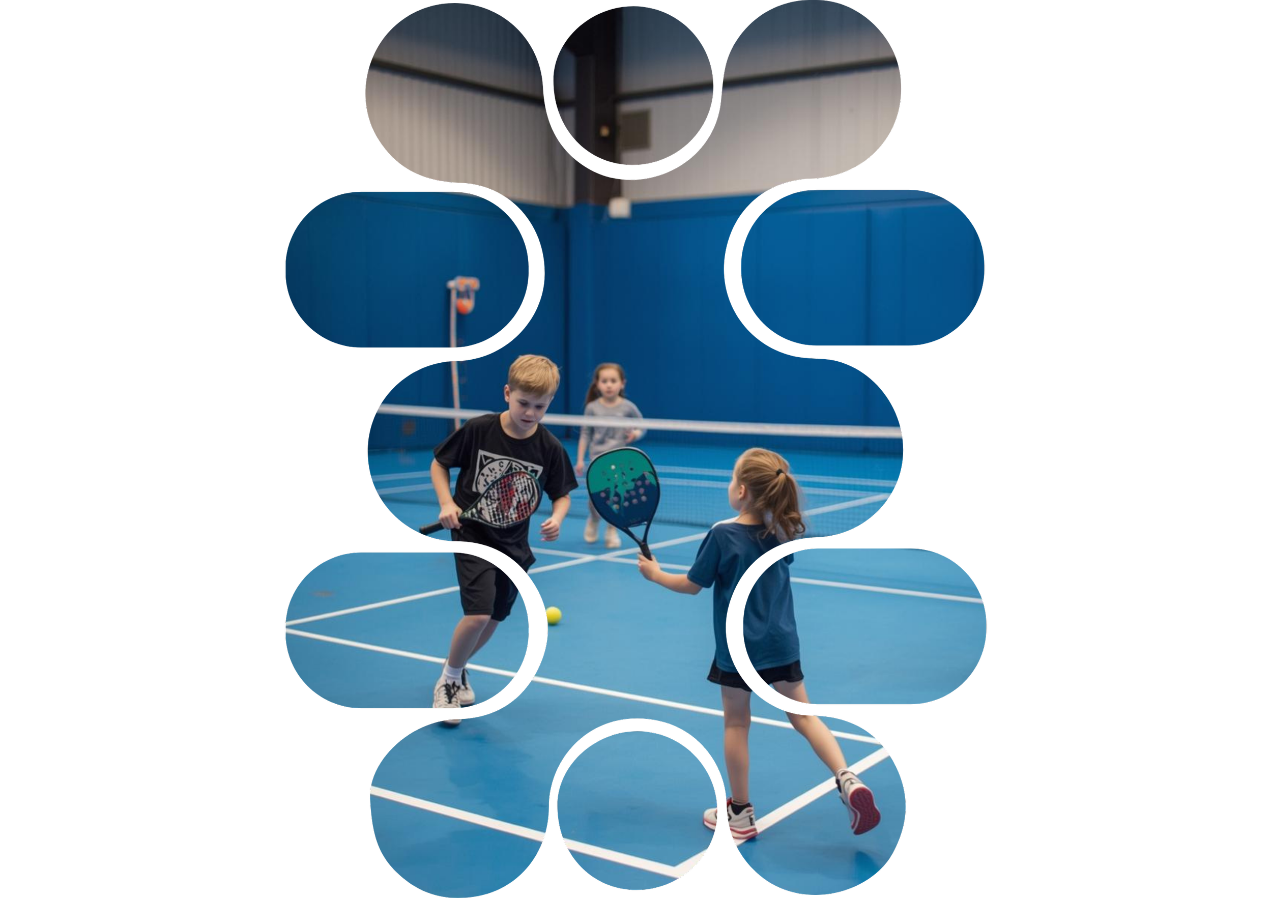 Jeunes enfants jouant au tennis dans une salle d'entraînement intérieure avec un mur bleu et un filet.