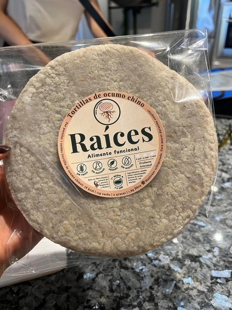 Tortilla de maíz con raíces de ocumo chino en envase plástico.