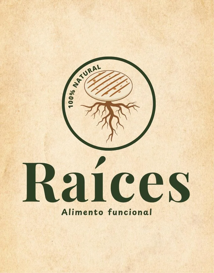 Etiqueta de producto con dibujo de una raíz y un botón de madera, que dice 'Raíces 100% natural', con la leyenda 'alimento funcional'.