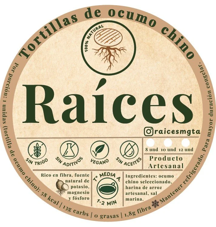 Etiqueta de producto con información en español sobre tortillas de ocumo chino. Destaca que son naturales, sin trigo, sin aditivos, veganas y sin aceites. Incluye detalles nutricionales, ingredientes, tiempo de cocción y recomendaciones de conservaci