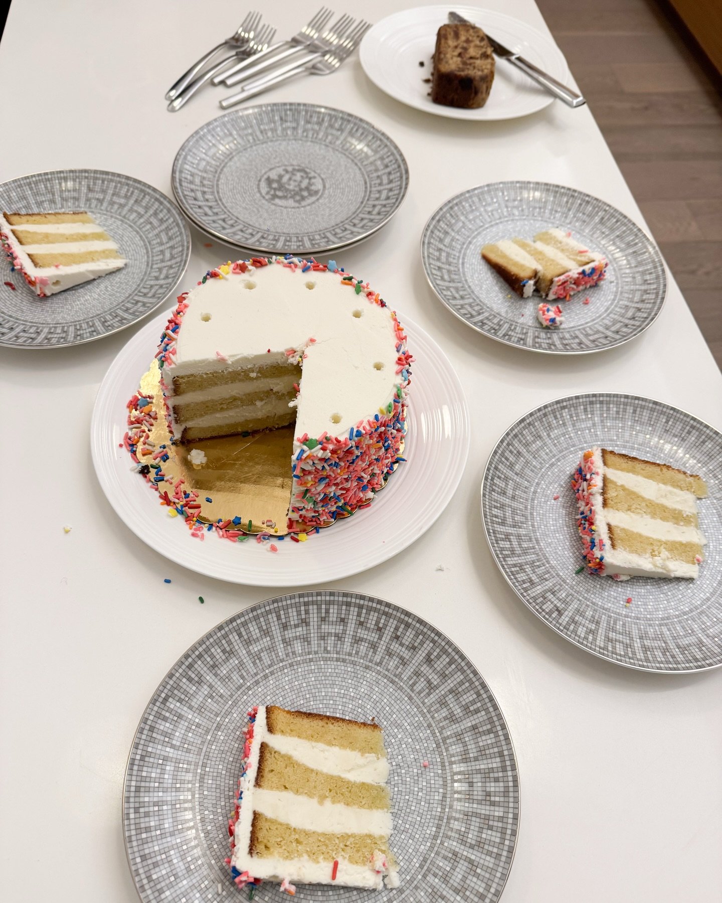 Home for the holidays 🤍 Snowy Central Park days, festive pop-ups, cozy hotel lobbies, martinis, holiday hosting, and hot chocolate at The Mark ✨ Ready to ring in the new year.