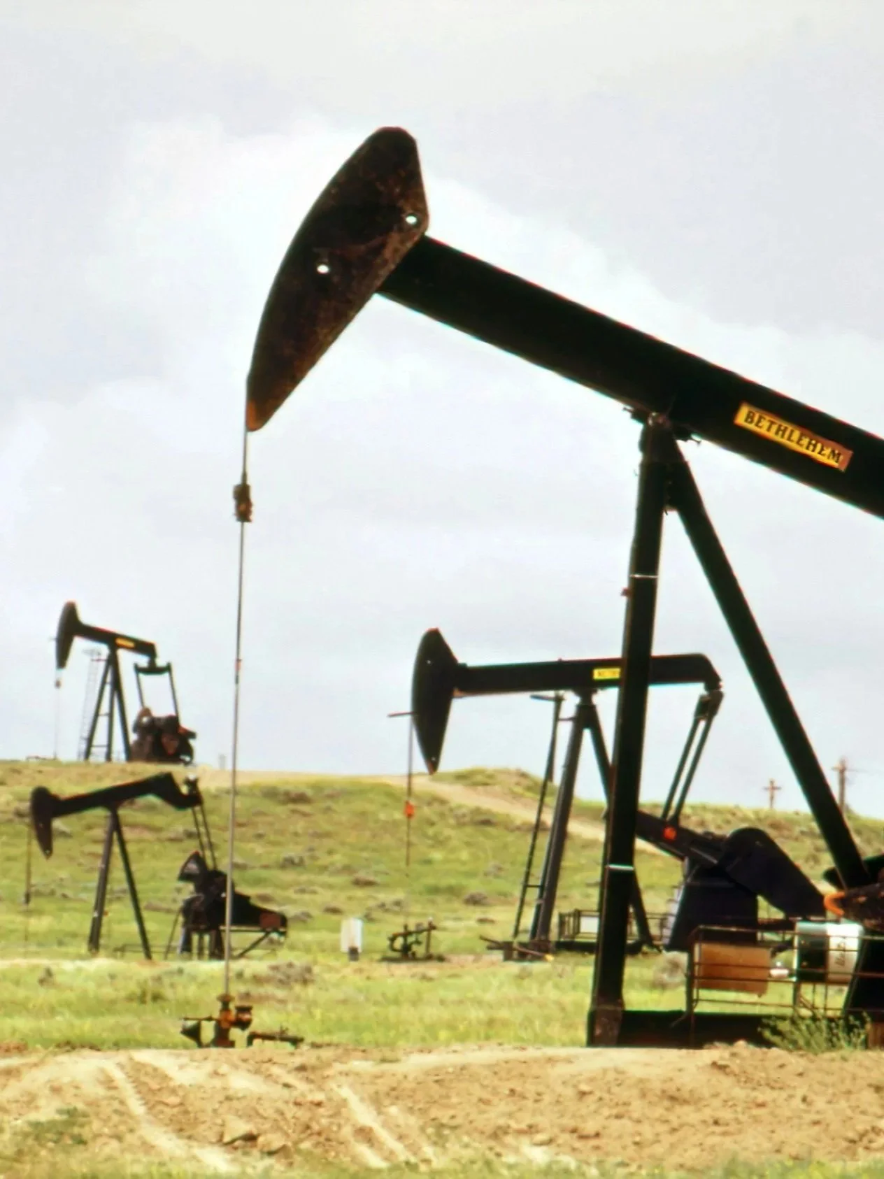 Oil Tops $100 Per Barrel As Conflict Heats Up</span>